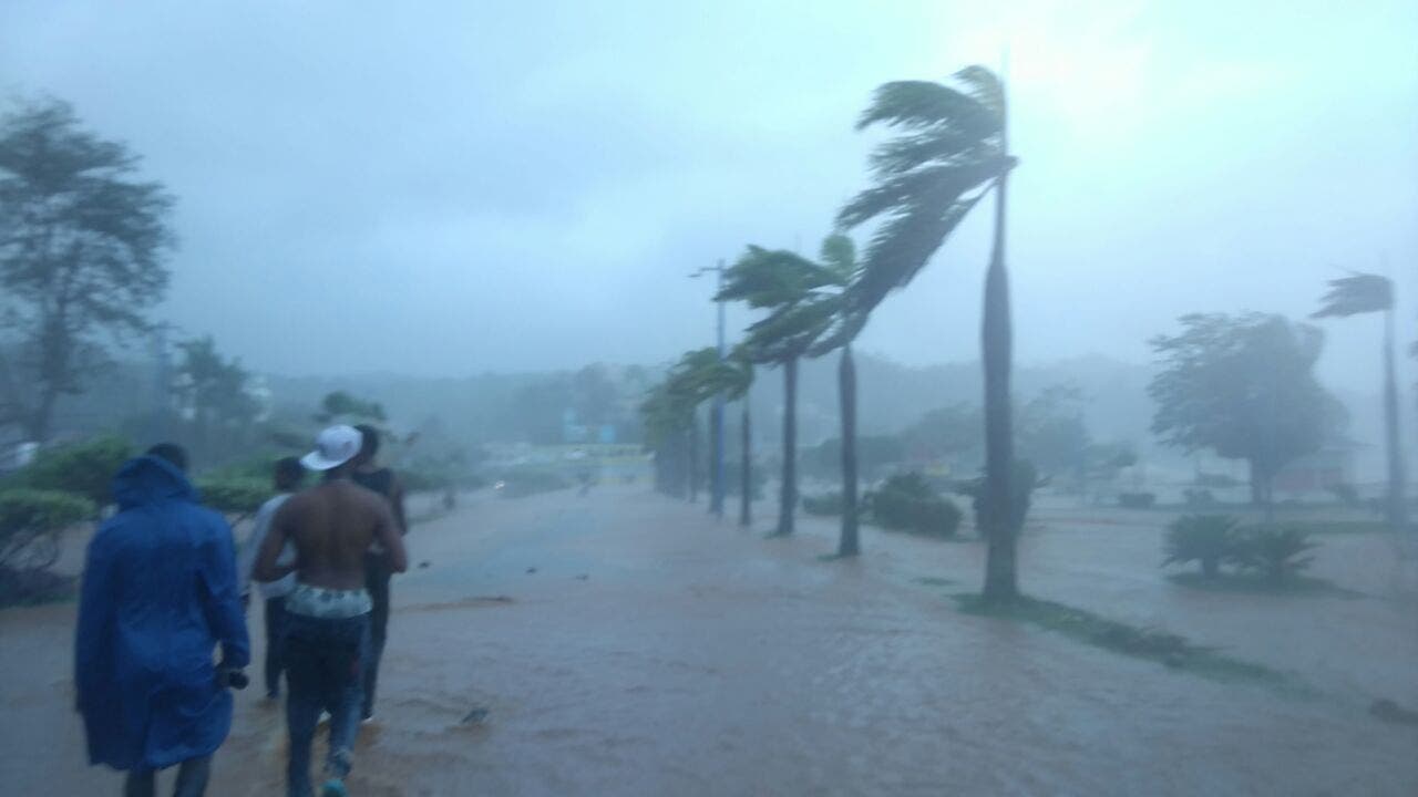 Nueve, aun no nombrada tormenta, descarga viento y lluvia en el Caribe