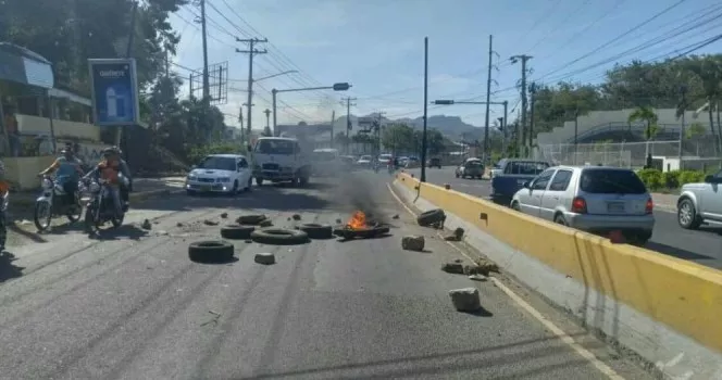 Con quema de gomas reclaman servicios de energía eléctrica, agua potable y telecable en Puerto Plata