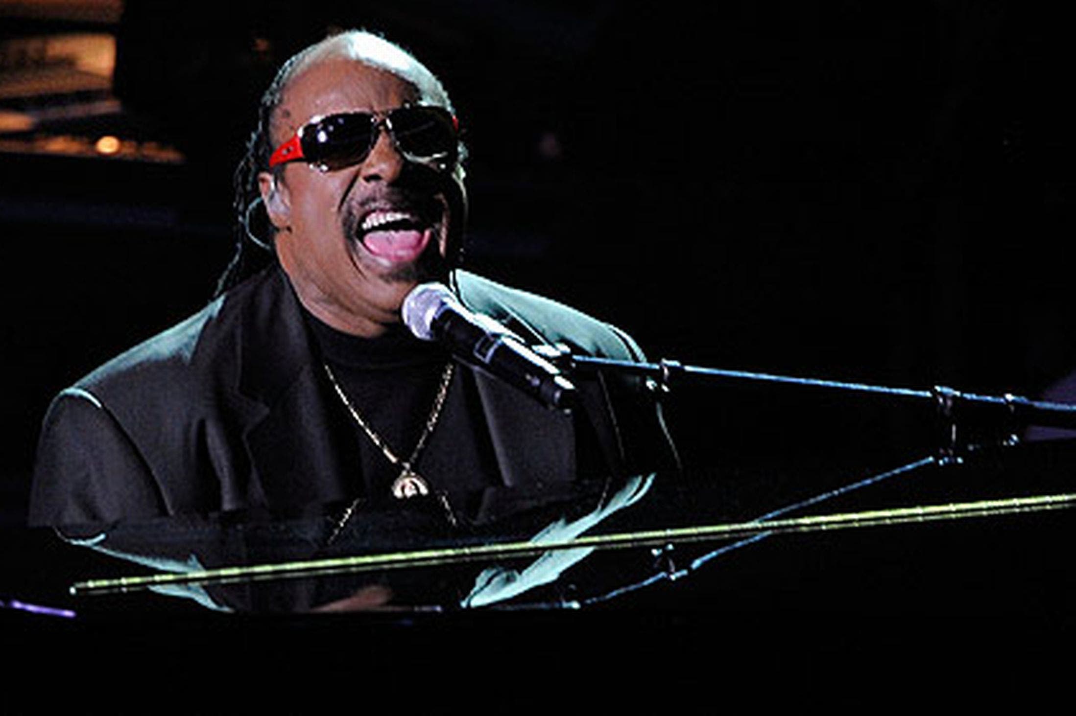 Stevie Wonder se arrodilla durante un concierto contra la pobreza