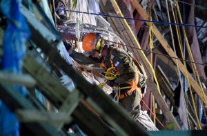 Un trabajador de rescate israelí trepa por los escombros de un edificio destruido por el terremoto en la Ciudad de México, el 24 de septiembre de 2017, cinco días después del poderoso terremoto que azotó el centro de México. Un fuerte terremoto de magnitud 6,1 sacudió a México el sábado, causando pánico en la traumatizada Ciudad de México, donde los equipos de rescate que trataban de liberar a las personas atrapadas en el terremoto de la semana anterior tuvieron que suspender temporalmente el trabajo. / AFP / 