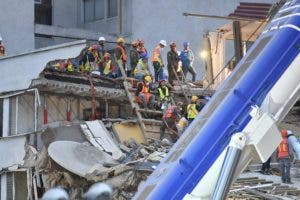 Trabajadores de rescate continúan buscando sobrevivientes en la Ciudad de México el 24 de septiembre de 2017, cinco días después del poderoso terremoto que azotó el centro de México. Un fuerte terremoto de magnitud 6,1 sacudió a México el sábado, causando pánico en la traumatizada Ciudad de México, donde los equipos de rescate que trataban de liberar a las personas atrapadas en el terremoto de la semana anterior tuvieron que suspender temporalmente el trabajo. / AFP