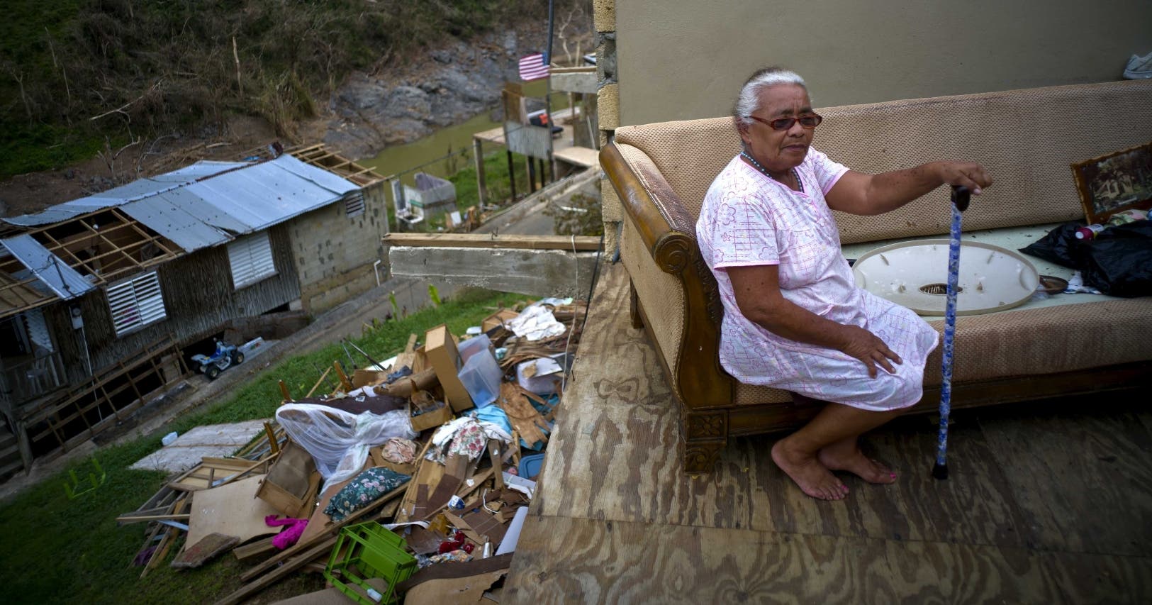 La destrucción afecta hasta los muertos en Puerto Rico