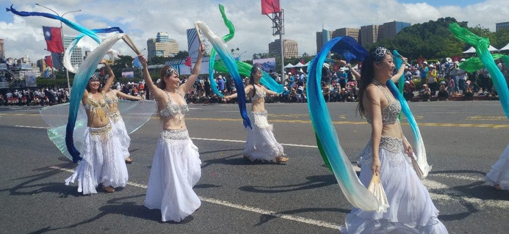 Durante la celebración, las calles se vistieron de color al ritmo de    diversos grupos de baile.