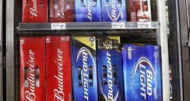 Se encierra en refrigerador a beber cervezas