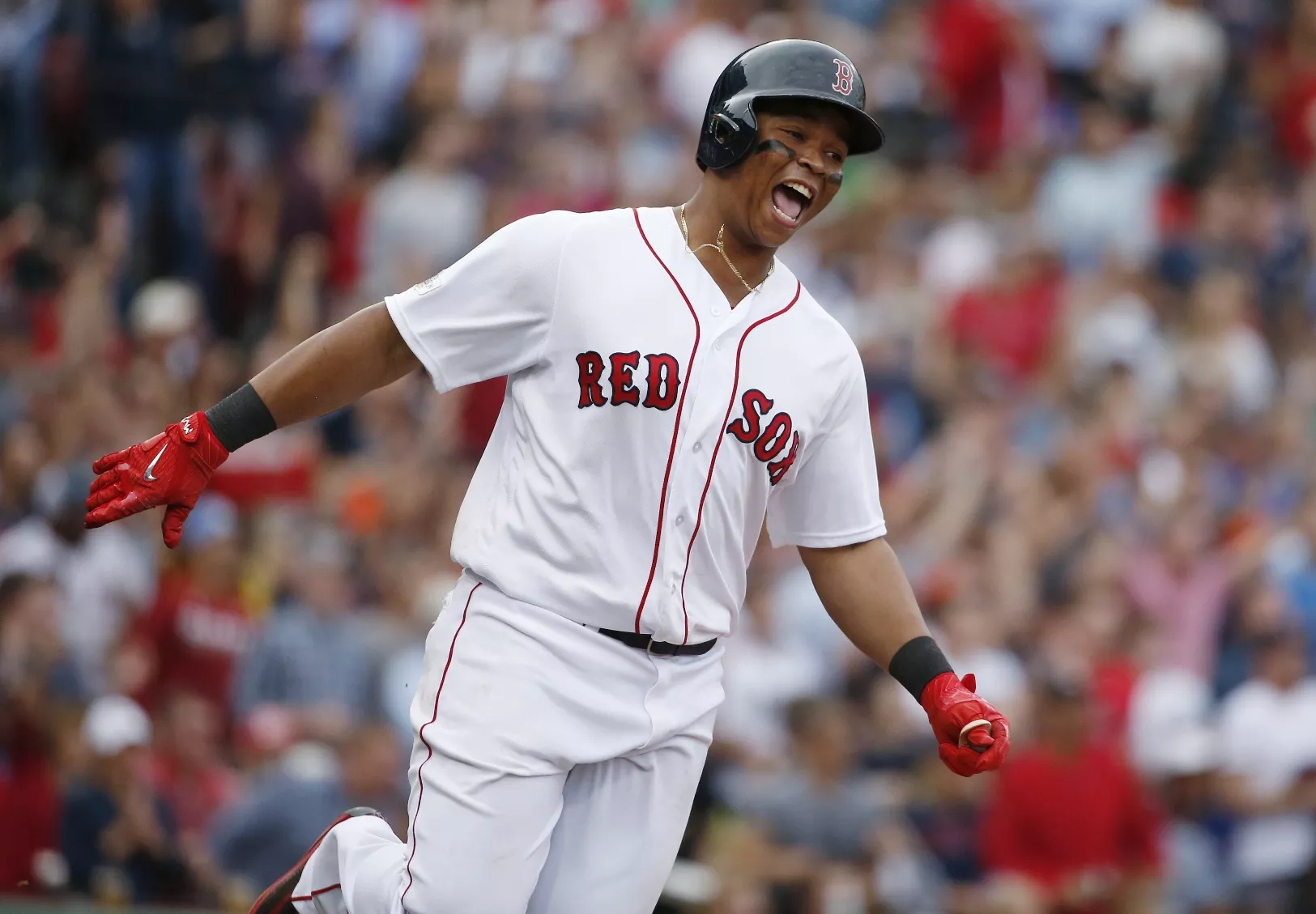 Devers hace historia con jonrón para Boston