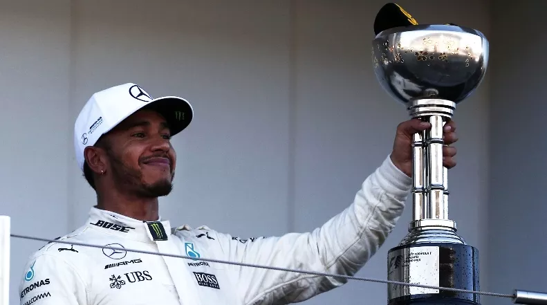 Hamilton acaricia título de F1 al ganar en Japón