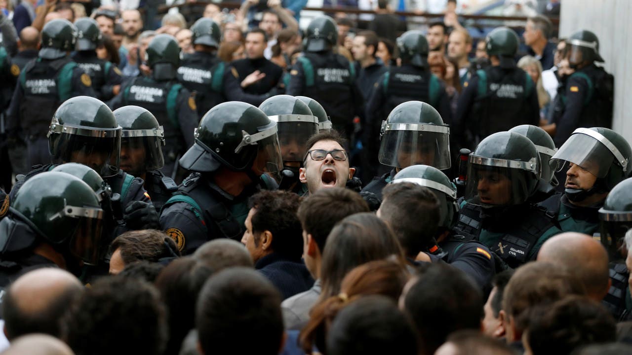 Cataluña: Policía irrumpe en centros de voto del referéndum