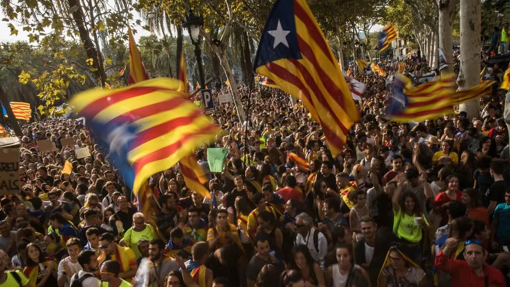 Miles de españoles reclaman una solución dialogada al conflicto en Cataluña