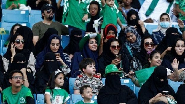 Las mujeres saudíes podrán entrar a estadios en 2018