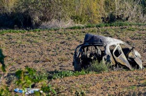 Los restos del automóvil de la periodista de investigación Daphne Caruana Galizia yacen en un campo del poblado de Mosta, Malta, el lunes 16 de octubre de 2017. 