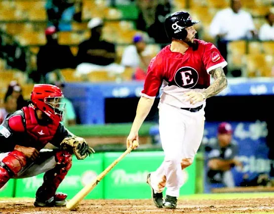 Leones y Estrellas siguen firmes en la cima del béisbol dominicano