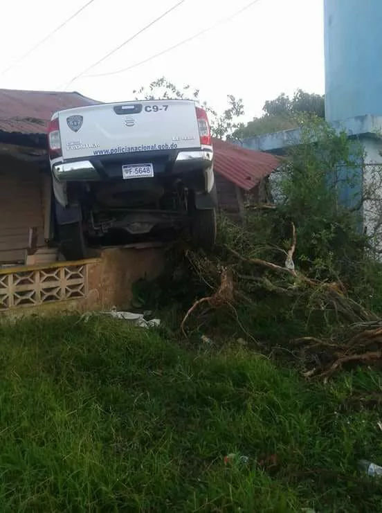 camioneta-de-la-policia-nacional-se-incrusta-en-galeria-de-vivienda-en-el-cupey-de-puerto-plata-i-1