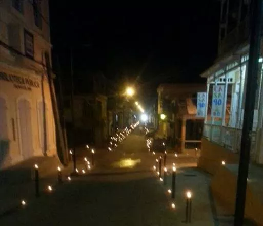 comerciantes-de-la-calle-duarte-en-puerto-plata-protestan-con-encendido-de-vela-exigen-terminacion-trabajos-remozamiento-ii