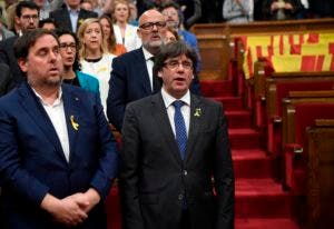 El presidente y vicepresidente regional de Cataluña Carles Puigdemont y Oriol Junqueras.