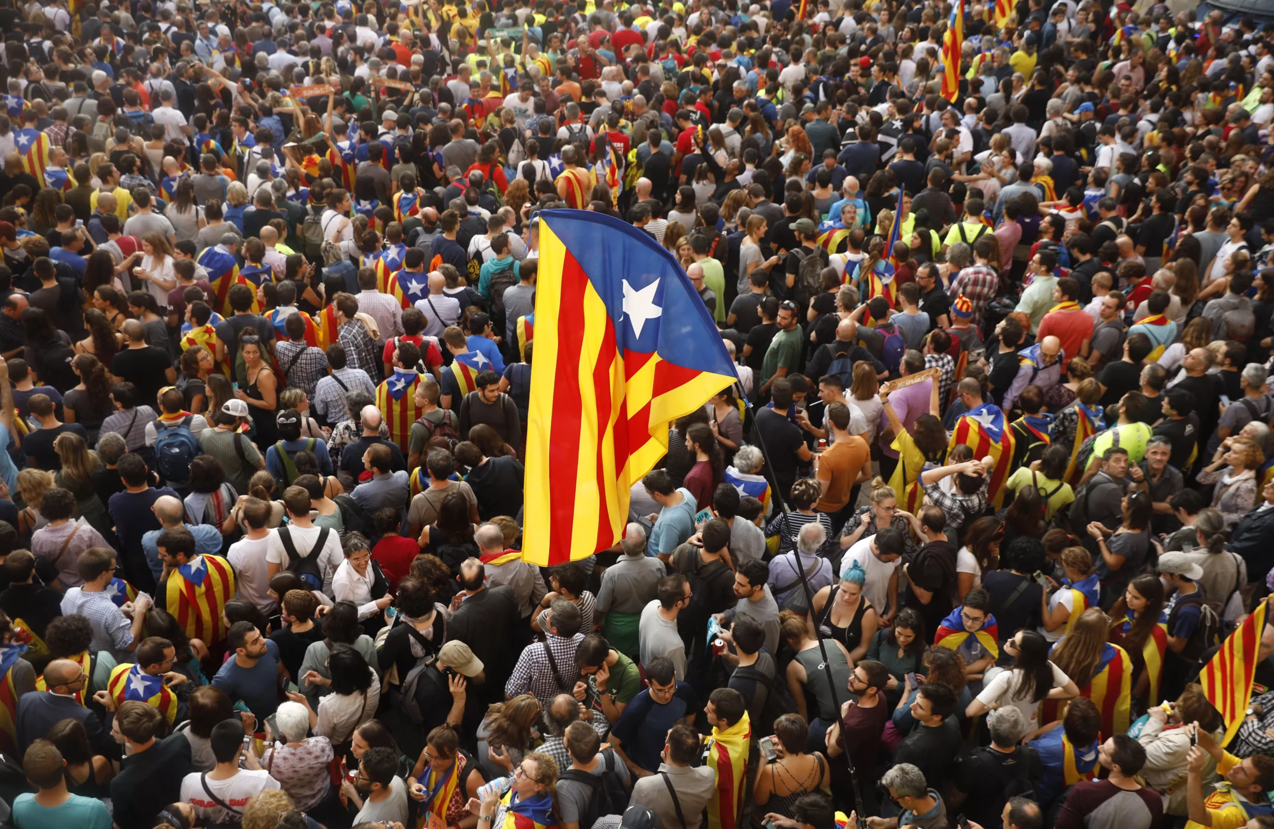 LO ULTIMO: En Girona quitan bandera española, izan catalana