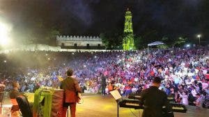 Héctor Acosta dio paso a un recital de canciones a ritmo de bolero, las cuales popularizó cuando fue la voz líder de la orquesta Los Toros Band.