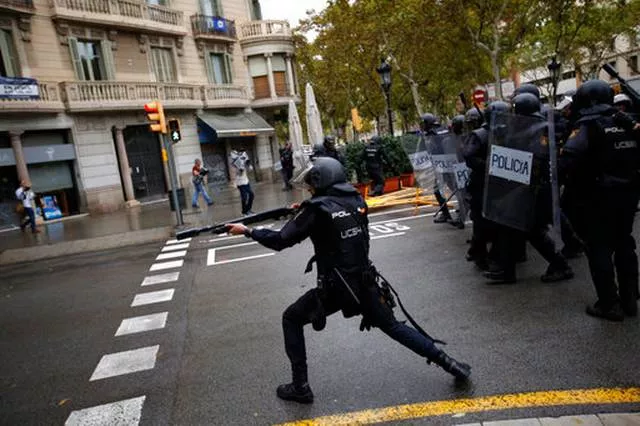 La policía aguó la fiesta del referéndum independentista catalán