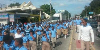 Juventud Duartiana marcha por politécnico y terminación de escuelas en Navarrete