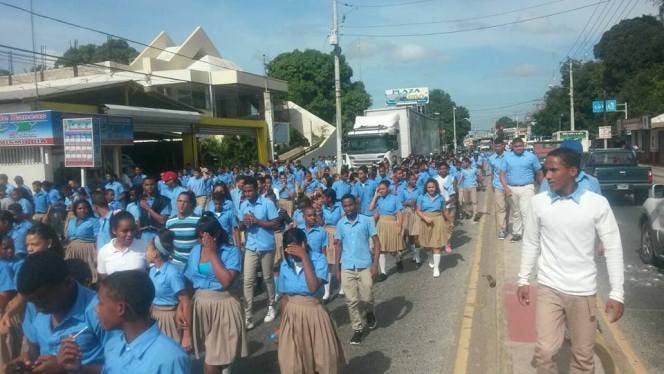 Juventud Duartiana marcha por politécnico y terminación de escuelas en Navarrete