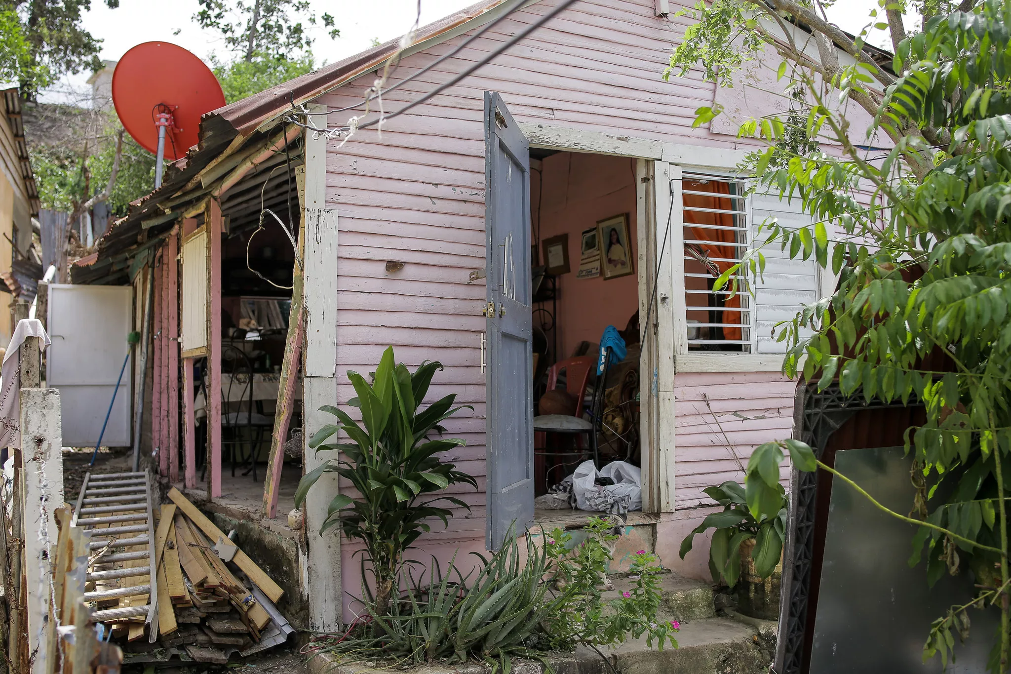 Hábitat dominicana apoya a más de 200 familias tras paso de huracanes