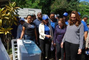 Familias de Puerto Plata y Santiago reciben ayuda del Gobierno tras inundaciones