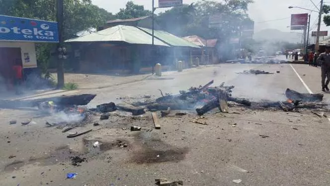 Huelga obstruye tránsito en carretera Puerto Plata-Imbert tras incautación de peces en restaurantes de Maimón