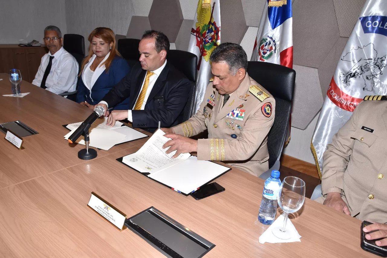 MIDE y Colegio de Abogados firman acuerdo para asistir militares en conflicto