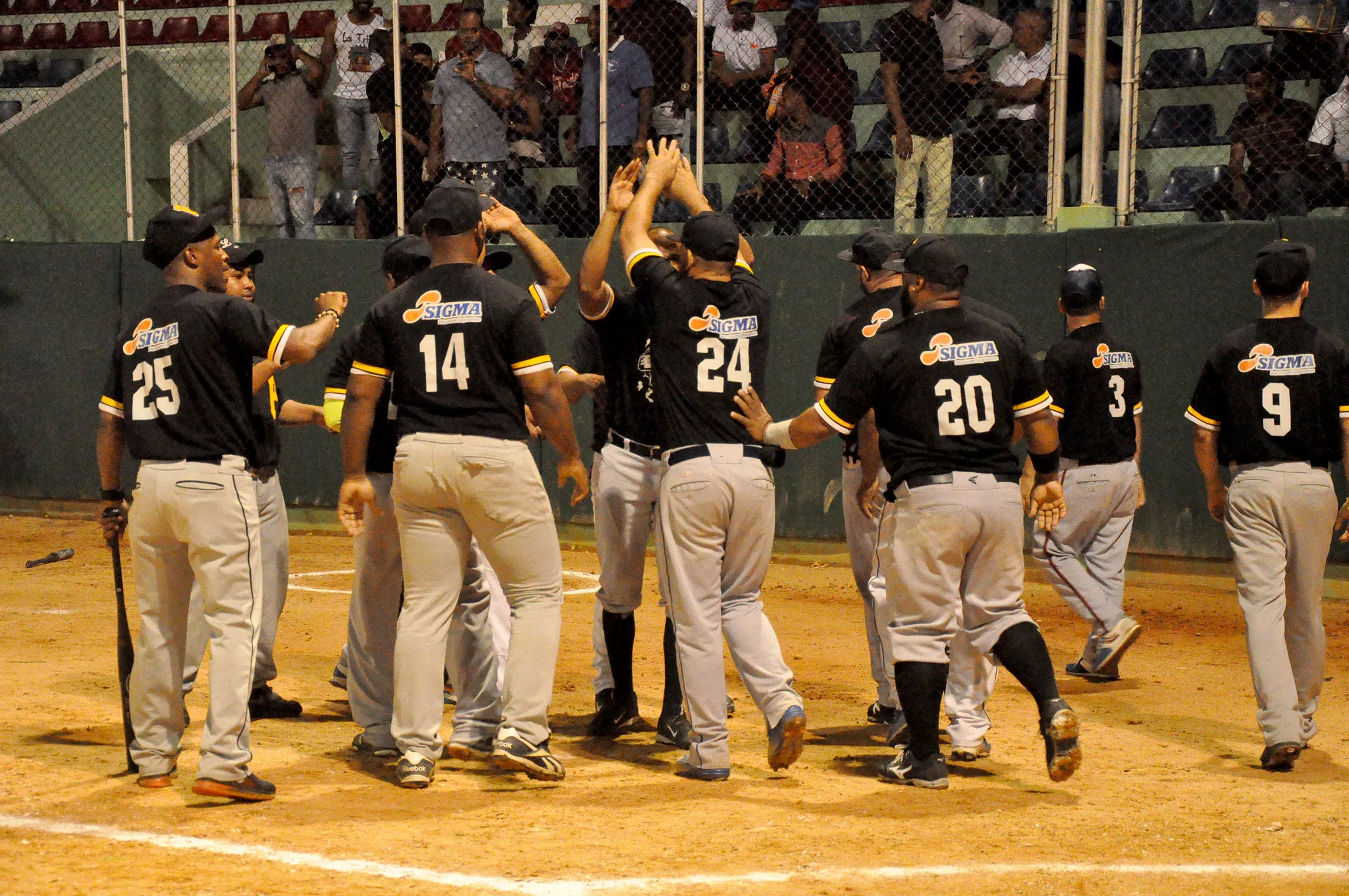 Picapiedras y Cementera se citan en final del softbol de ligas del Distrito Nacional