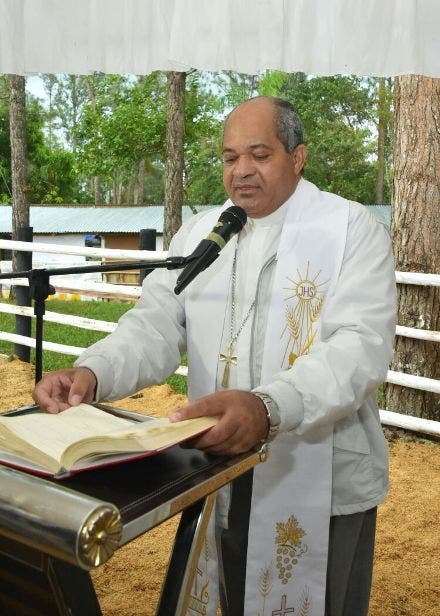 Obispo de Puerto Plata critica paro de médicos en hospitales del país y es tildado de ser “un alcahuete del gobierno”