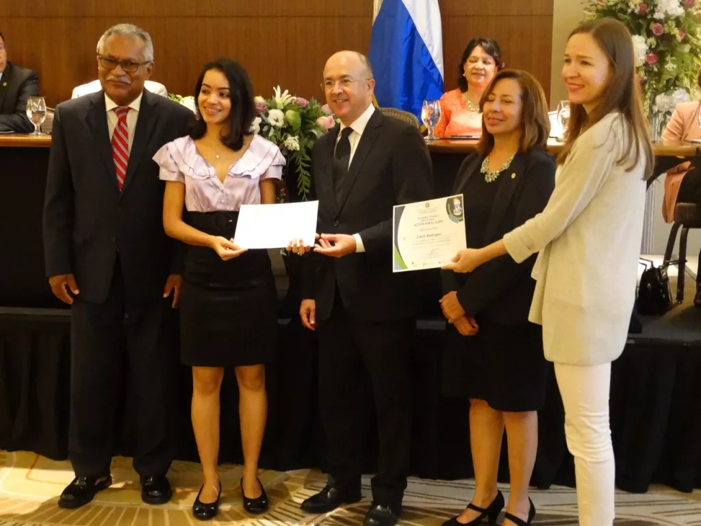 Premian a estudiantes ganadores del concurso de vídeos cortos sobre cambio climático