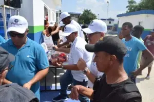 Afectados por inundaciones en Castañuelas y Miches reciben donaciones