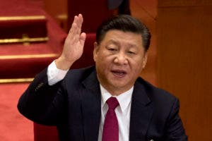 El presidente Xi Jinping se impuso este martes como el dirigente chino más poderoso en 40 años, al incluir su nombre en los estatutos del Partido Comunista de China (PCC), un símbolo que lo ubica a la altura del fundador del régimen, Mao Zedong.