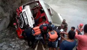 Al menos 31 muertos y 16 heridos al caer un autobús a un río en Nepal