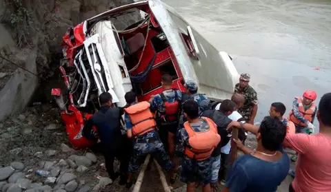 Al menos 31 muertos y 16 heridos al caer un autobús a un río en Nepal