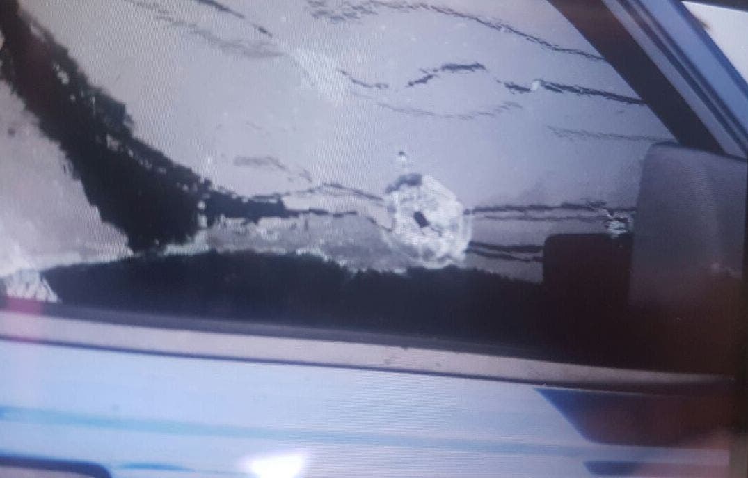 Camioneta encontrada en Manoguayabo presenta un impacto de bala en lado delantero
