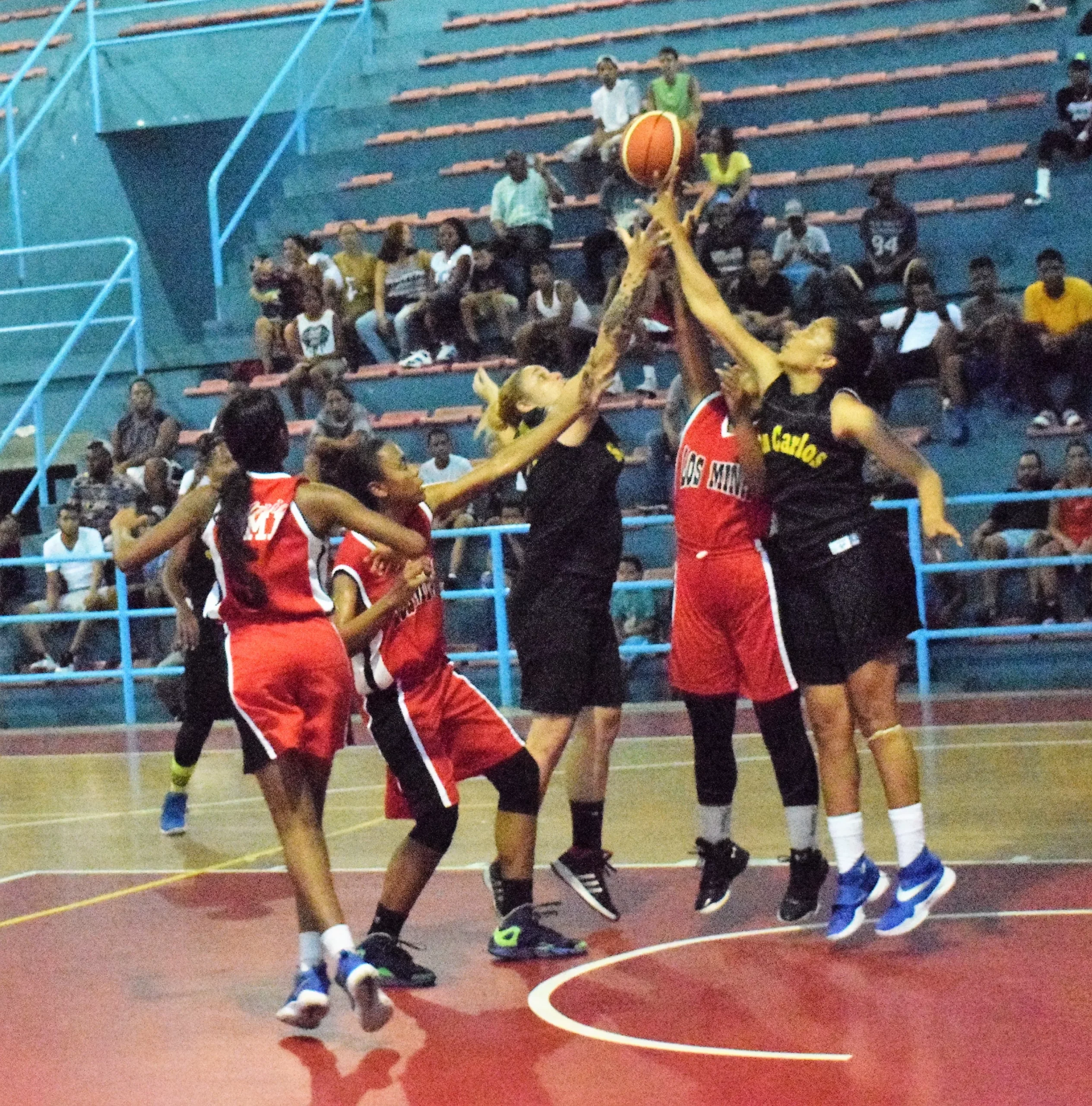 San Carlos y Hato Mayor triunfan en baloncesto Femenino en Los Mina