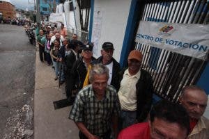 Venezolanos votan en calma en una elección vista como «plebiscito» a Maduro