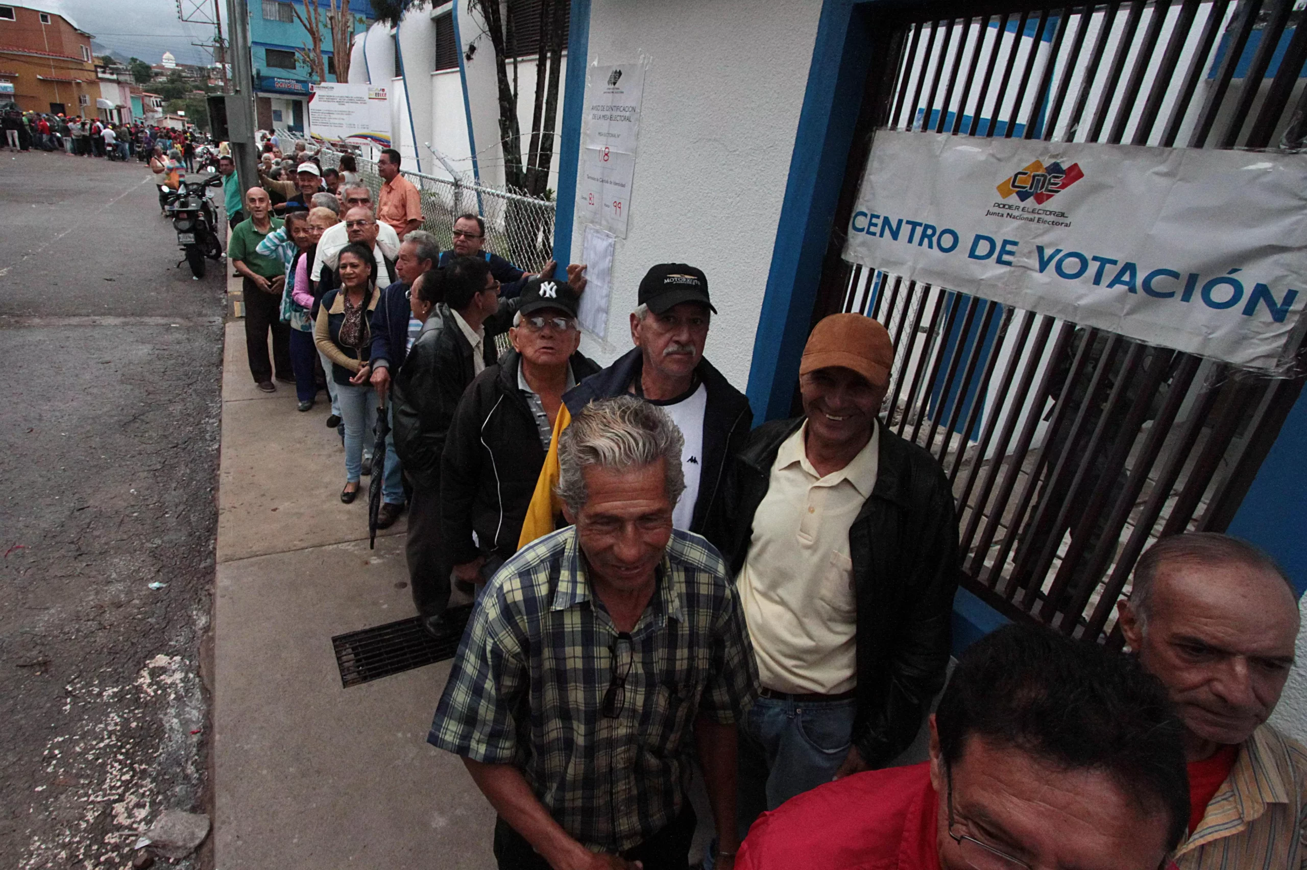 Venezolanos votan en calma en una elección vista como 