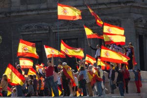 El parlamento catalán votó a favor de la independencia de España y proclamar una república, al igual que Madrid está a punto de imponer un gobierno directo sobre la región para detenerlo en su camino.