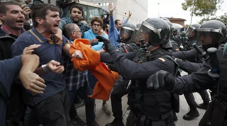 Casi 40 heridos en cargas policiales en Cataluña contra el referendo