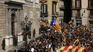 Cataluña inicia una semana incierta tras destitución de independentistas