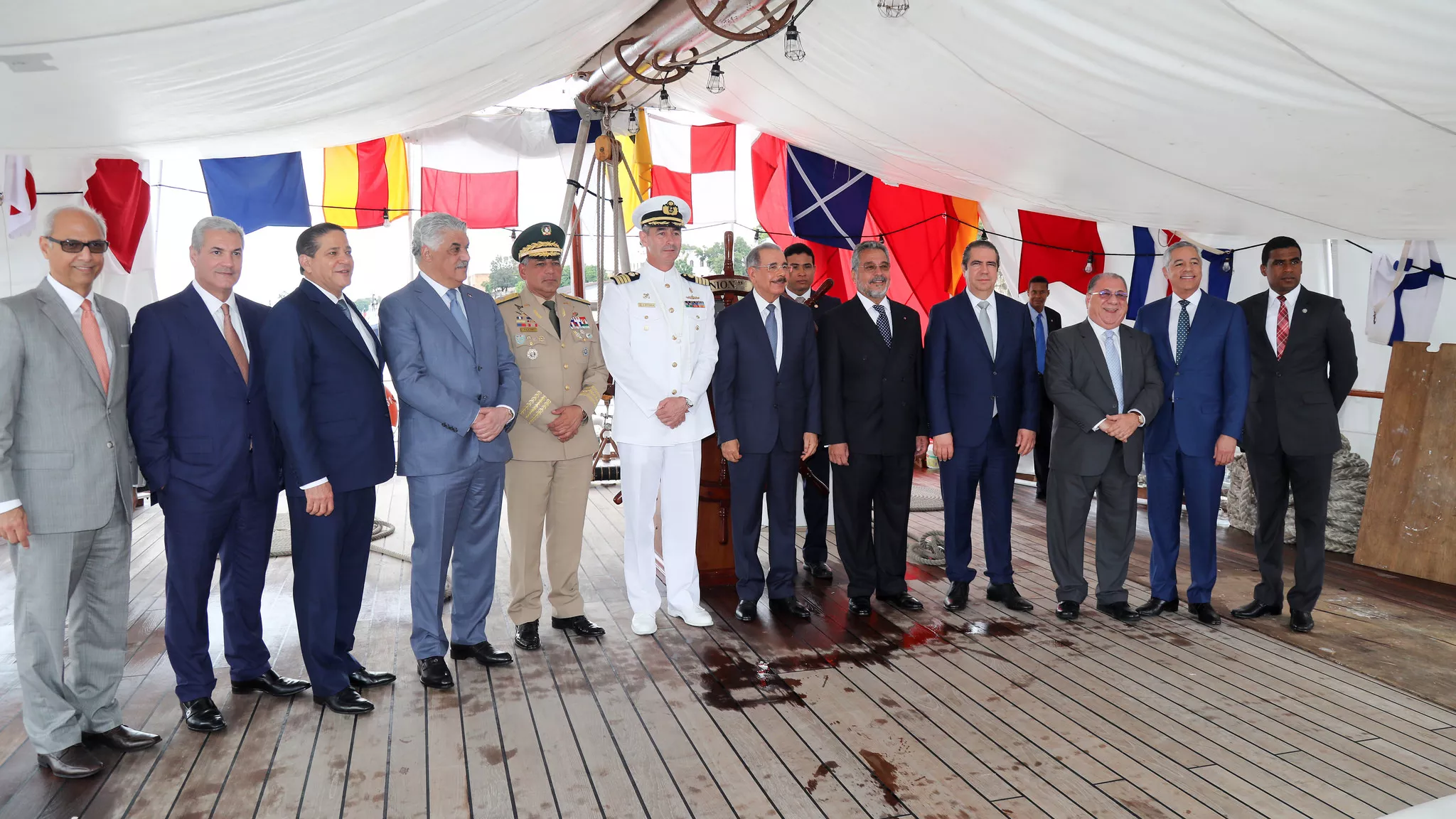 Danilo Medina visita el Buque de la Armada Peruana Unión en puerto Don Diego