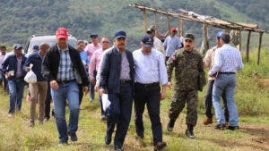 Danilo Medina supervisa proyectos de desarrollo agroforestal en Independencia y Azua