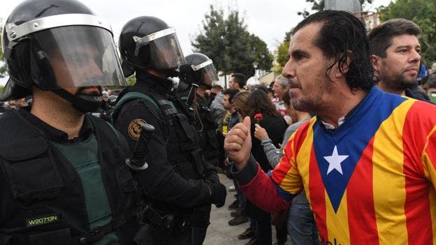 Tensión y enfrentamientos en Cataluña en la votación del referéndum de independencia