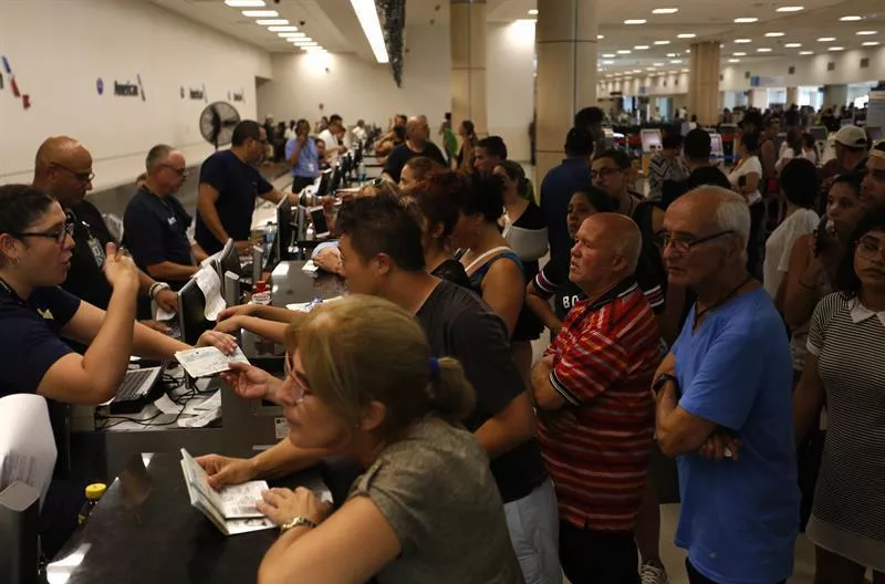 Aeropuerto de San Juan vuelve a operar 24 horas tras el paso de huracán María