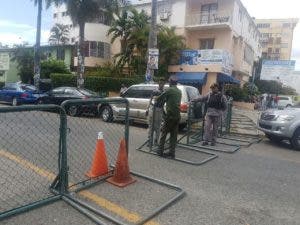 Agentes policiales mantienen acordonada las inmediaciones del Palacio de Justicia. 