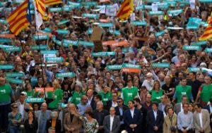 Autoridades y miles de catalanes se manifiestan contra el Gobierno español