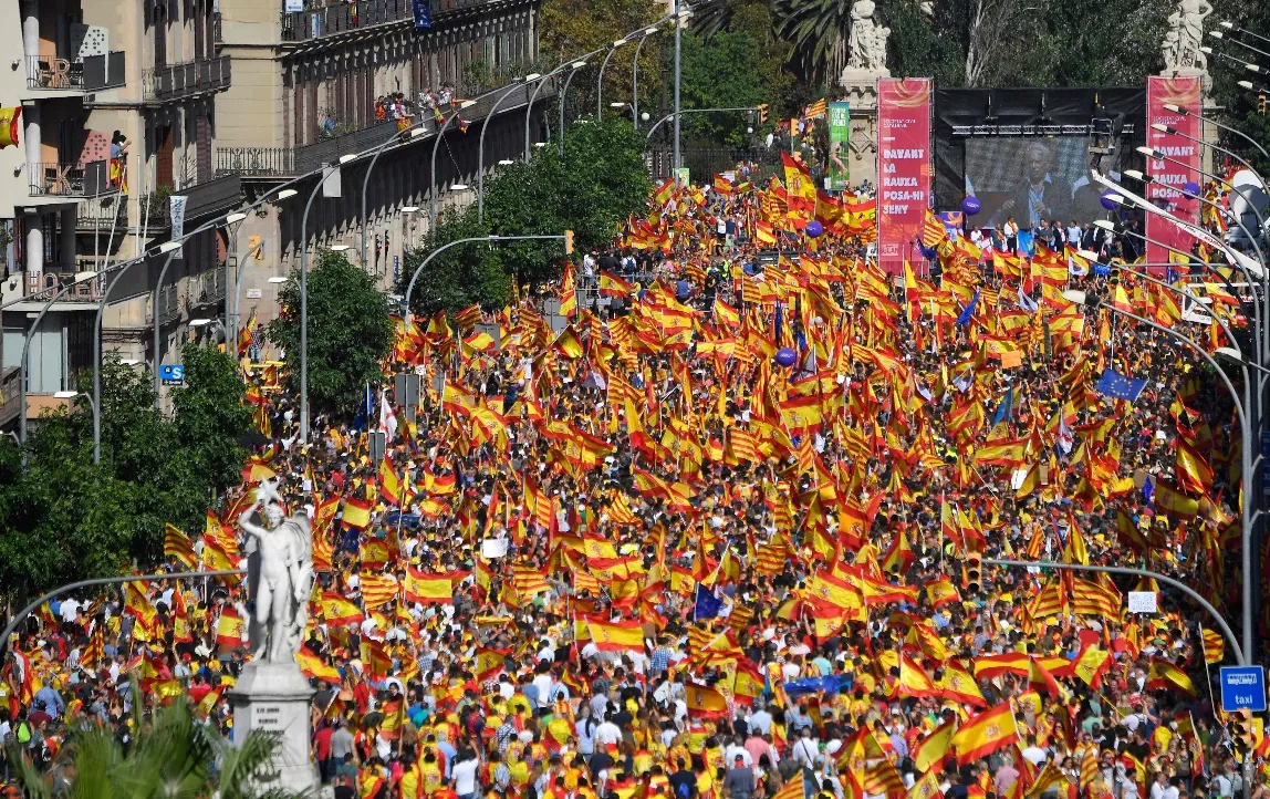 Miles de personas  marchan contra la independencia de Cataluña