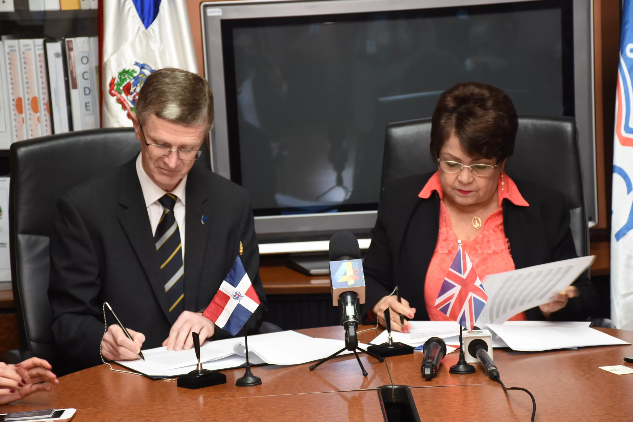 MESCYT firma convenio con la Harper Adams