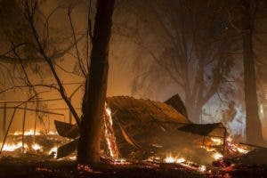 Los incendios en California dejan 35 muertos y 100 mil evacuados